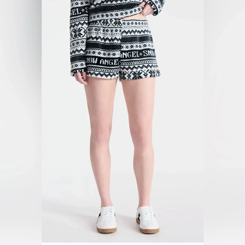 No Boundaries Black and‎ White Printed Plush Shorts! NWT! Size Medium